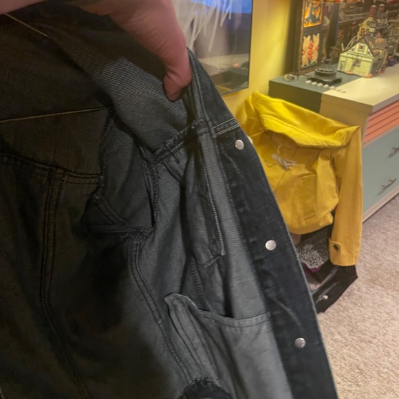 Gap- distressed down to waist denim jacket - Picture 6 of 11